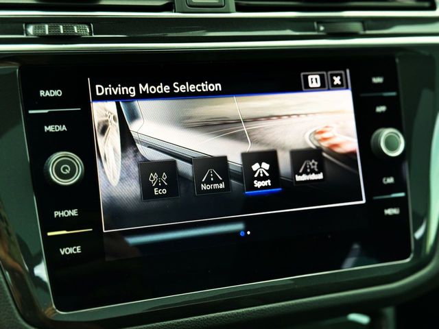 Volkswagen Tiguan R LINE 2.0 TDi DSG con TECHO PANORÁMICO, CÁMARA...