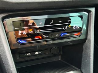 Volkswagen Tiguan R LINE 2.0 TDi DSG con TECHO PANORÁMICO, CÁMARA...