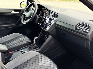 Volkswagen Tiguan R LINE 2.0 TDi DSG con TECHO PANORÁMICO, CÁMARA...