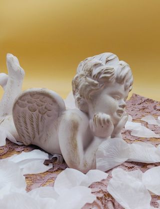 Statua angioletto sdraiato in ceramica