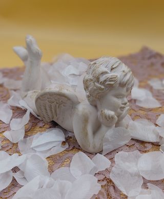 Statua angioletto sdraiato in ceramica