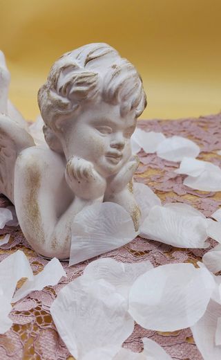 Statua angioletto sdraiato in ceramica