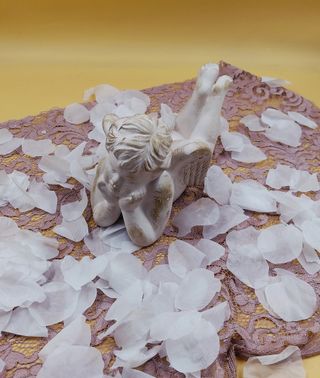 Statua angioletto sdraiato in ceramica