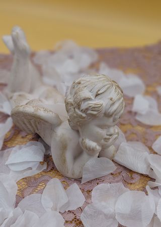 Statua angioletto sdraiato in ceramica