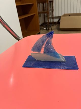 Soprammobile in vetro a forma di barca