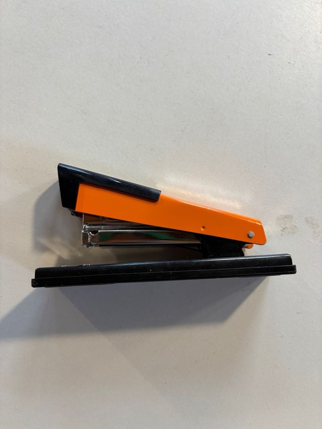Grapadora Naranja y Negra