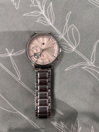 Reloj Tommy Hilfiger Beige y Plateado