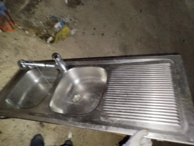 Fregadero de metal con escurridor