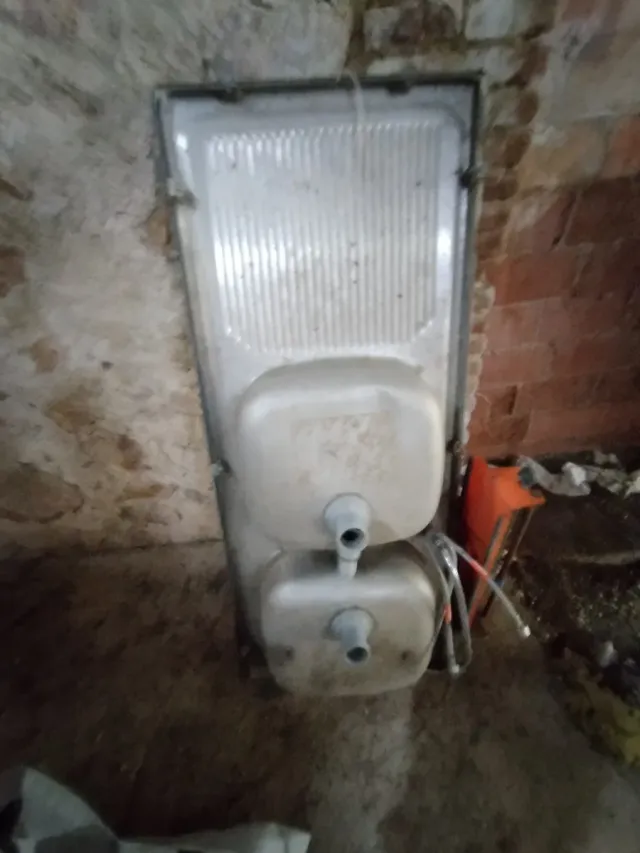 Fregadero de metal con escurridor