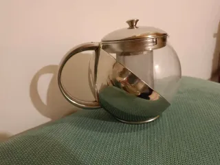 Teiera in vetro e acciaio