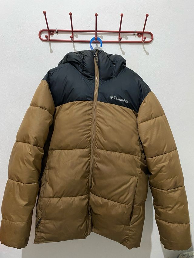 Chaqueta Columbia acolchada negra y marrón