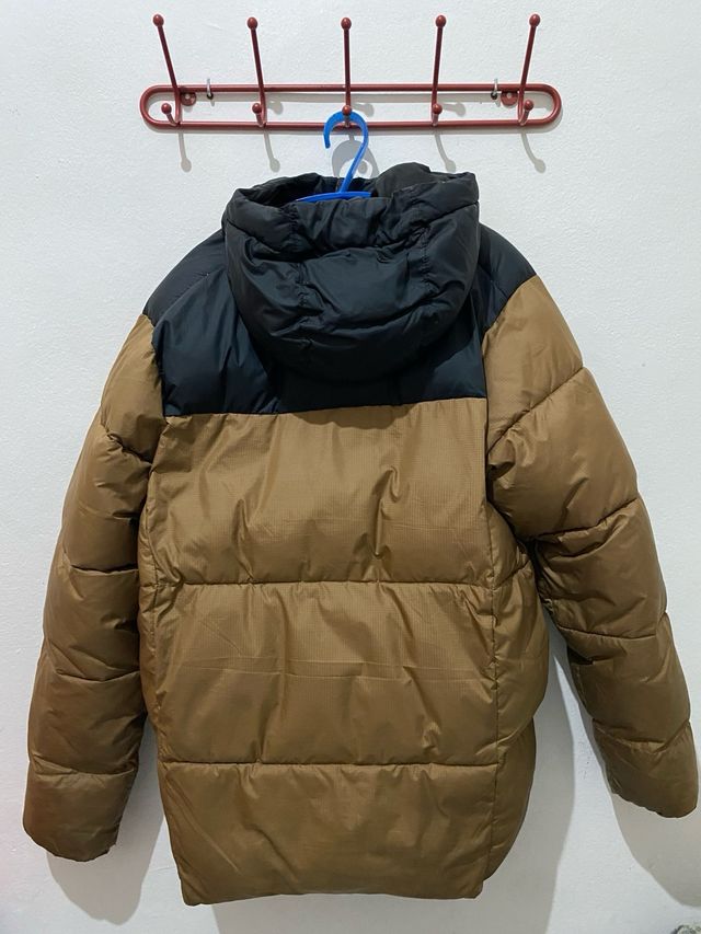 Chaqueta Columbia acolchada negra y marrón