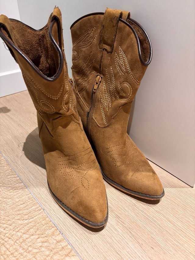 Botines ante marrones con tacón