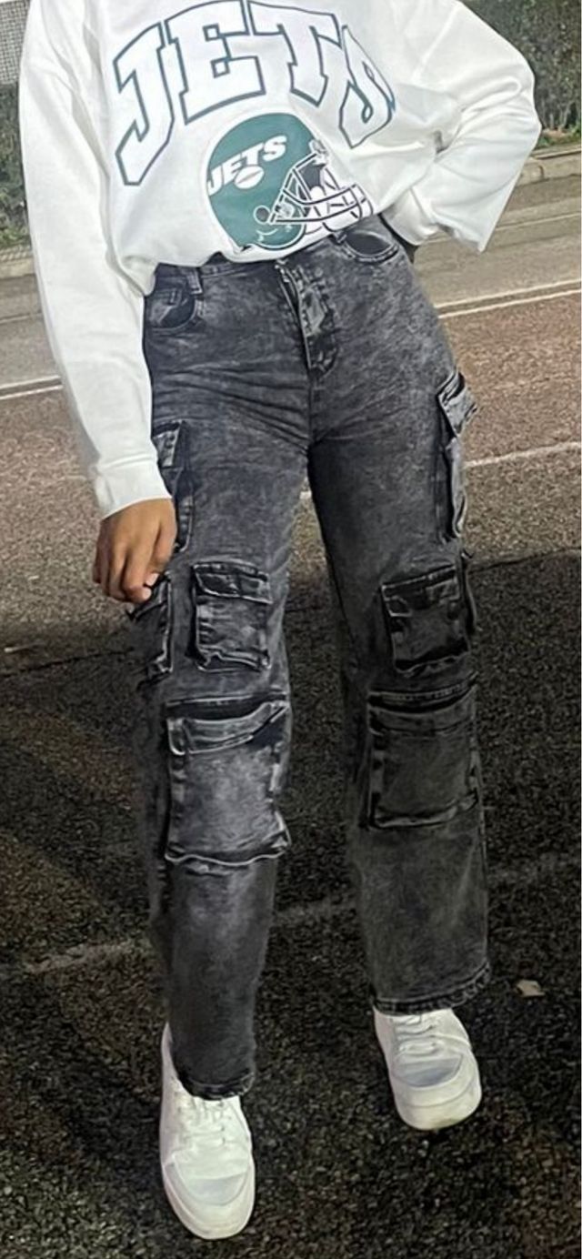 Pantalones cargo vaqueros negros desgastados