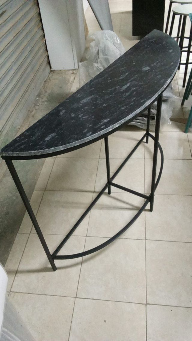 Mesa de mármol y metal semicircular