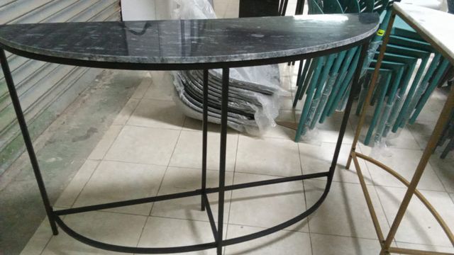 Mesa de mármol y metal semicircular