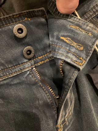 Pantalón vaquero tiro bajo azul grisáceo