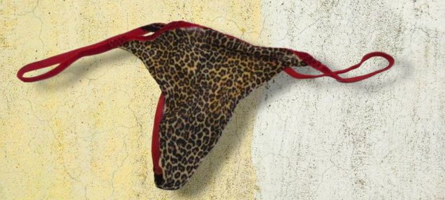 Tanga leopardo con detalles rojos