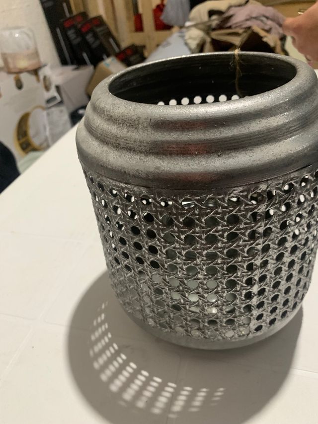 Portacandele in metallo e rattan