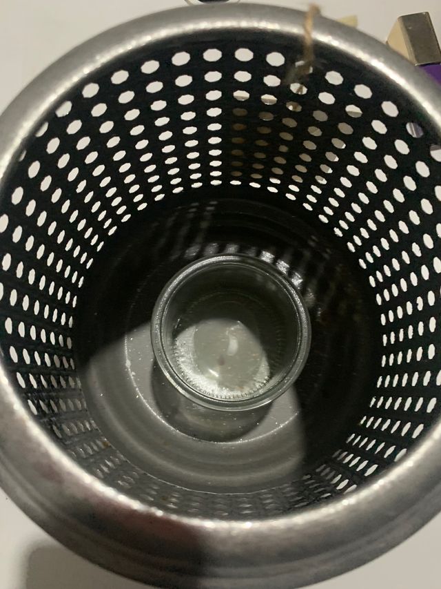 Portacandele in metallo e rattan