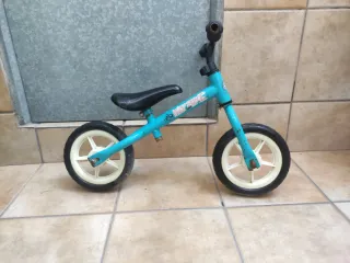 Bicicleta infantil sin pedales azul