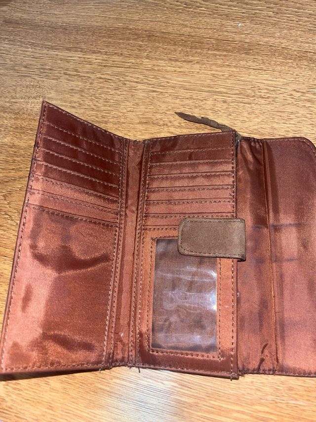 Monedero marrón con detalle serpiente