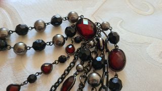 Collana multistrato gotica con vetri rossi