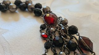 Collana multistrato gotica con vetri rossi