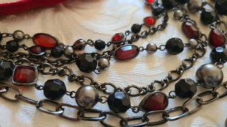 Collana multistrato gotica con vetri rossi