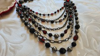 Collana multistrato gotica con vetri rossi