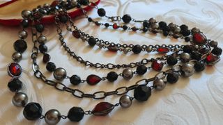 Collana multistrato gotica con vetri rossi
