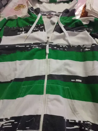 Chaqueta con cremallera y capucha