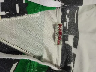 Chaqueta con cremallera y capucha