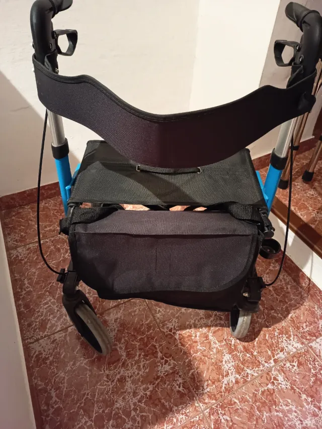 Andador regulable con bolsa y freno