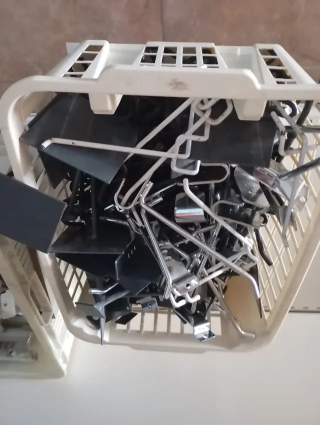 Liquidazione del negozio: accessori e scaffali ecc