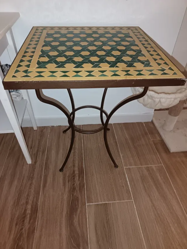 Mesa auxiliar hierro y cerámica