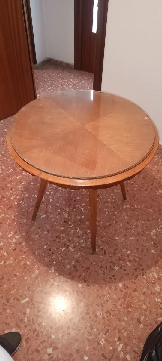Mesa redonda madera y cristal.