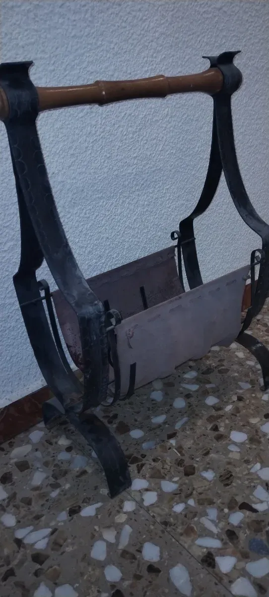 Portariviste antico in ferro battuto e legno