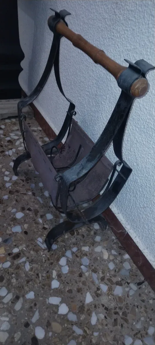 Portariviste antico in ferro battuto e legno