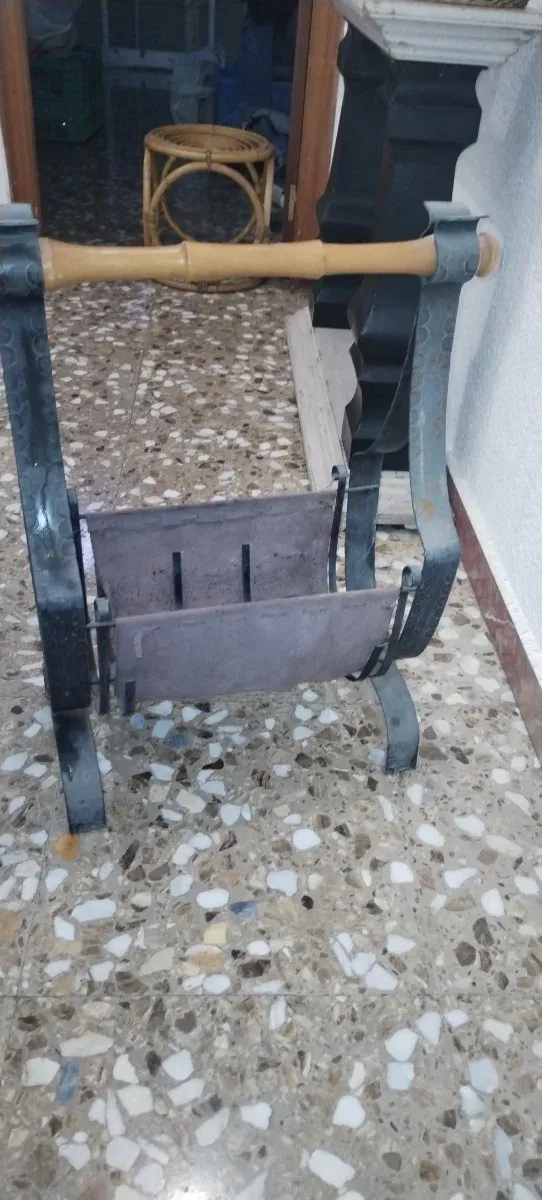 Portariviste antico in ferro battuto e legno