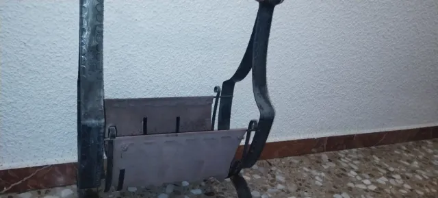 Portariviste antico in ferro battuto e legno