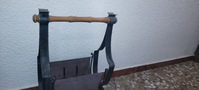 Portariviste antico in ferro battuto e legno