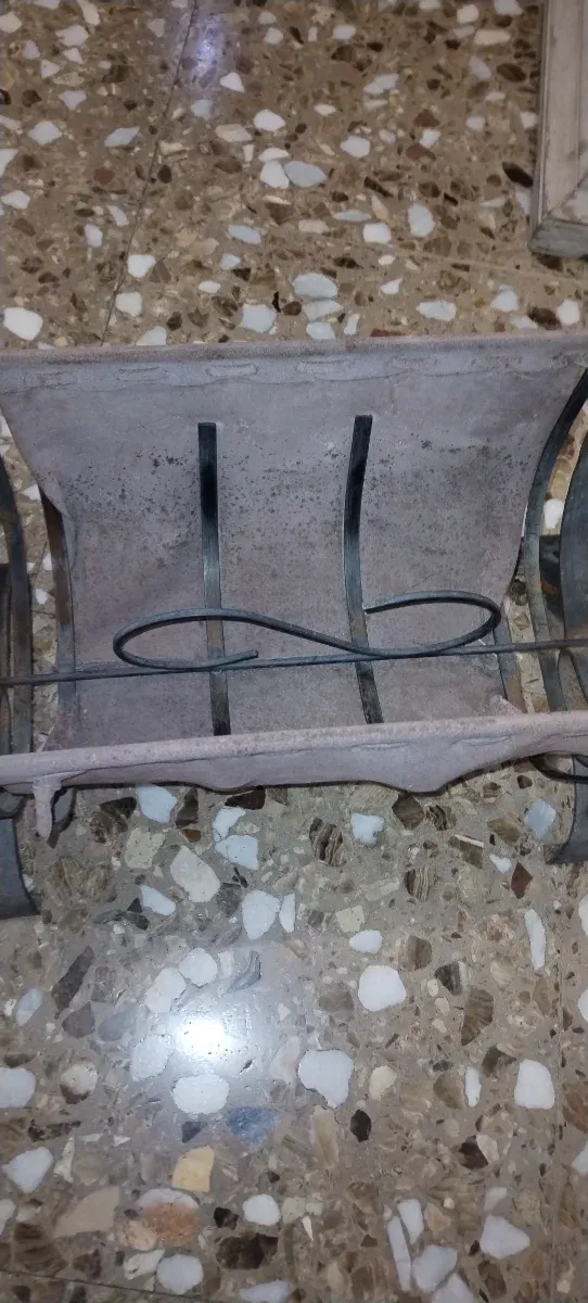 Portariviste antico in ferro battuto e legno