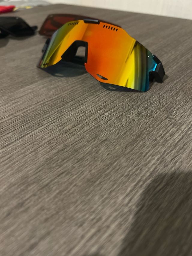 Tre tipi di occhiali da sole, neri,rossi,piucolori