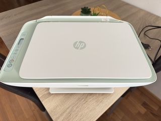 Impresora HP verde y blanca