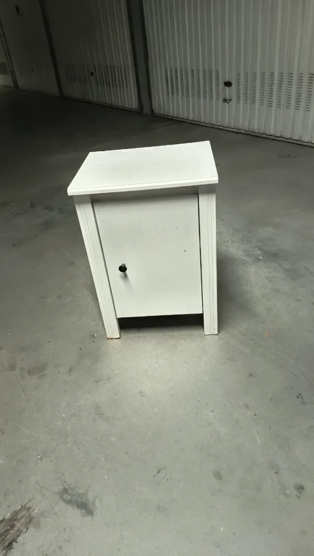 Comodino in legno bianco