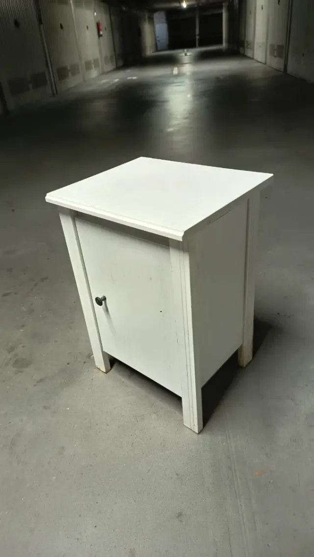 Comodino in legno bianco