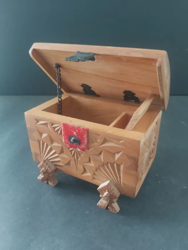 Piccolo portagioie in legno intagliato