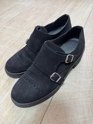 Zapatos negros de ante con doble hebilla