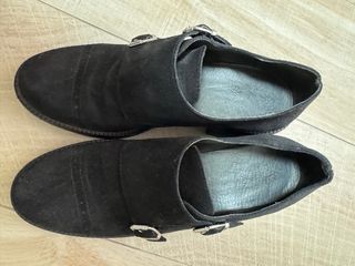 Zapatos negros de ante con doble hebilla